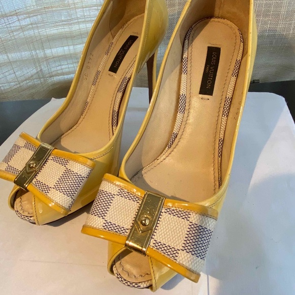 LOUIS VUITTON AZUR DAMIER PAT LEATHER OPEN-TOE PUMPS HEELS LT YELLOW/CREAM 36-6 - Picture 5 of 11